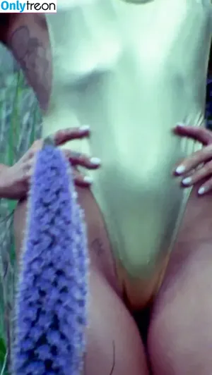 Miley Cyrus / MileyCyrus nude photo #2083