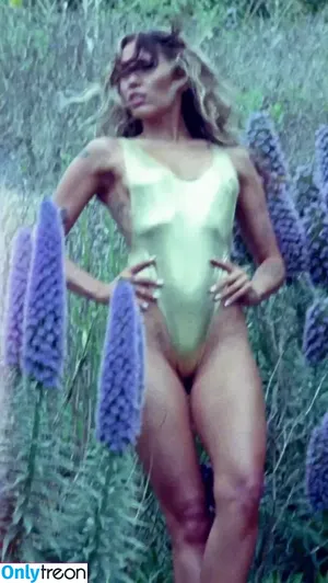Miley Cyrus / MileyCyrus nude photo #2084