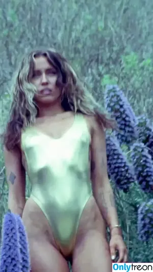 Miley Cyrus / MileyCyrus nude photo #2085