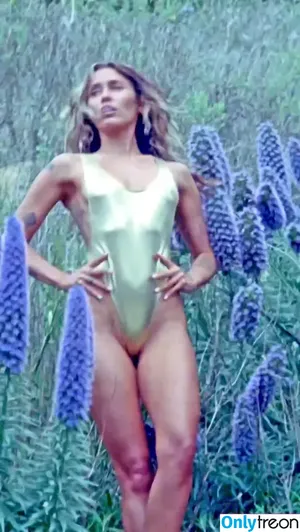 Miley Cyrus / MileyCyrus nude photo #2095