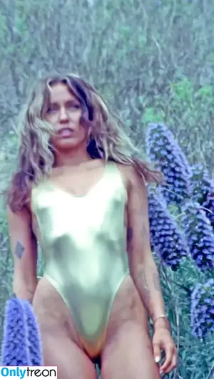 Miley Cyrus / MileyCyrus nude photo #2096