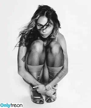 Miley Cyrus / MileyCyrus nude photo #2159