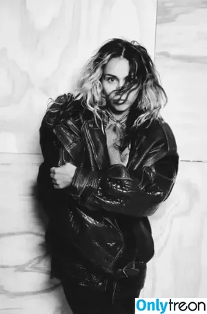 Miley Cyrus / MileyCyrus nude photo #2165