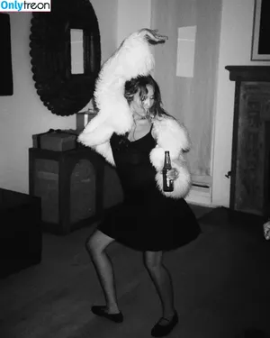 Miley Cyrus / MileyCyrus nude photo #2223