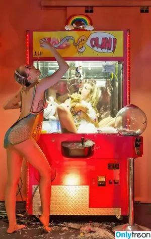 Miley Cyrus / MileyCyrus nude photo #2224