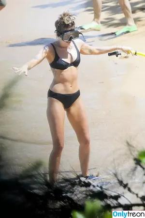 Miley Cyrus / MileyCyrus nude photo #2241