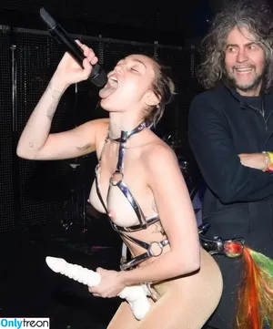 Miley Cyrus / MileyCyrus nude photo #2263