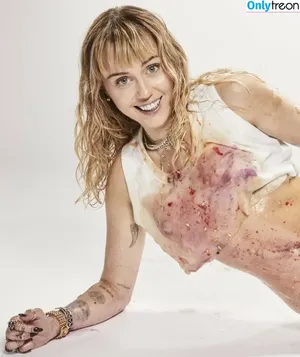 Miley Cyrus / MileyCyrus nude photo #2299
