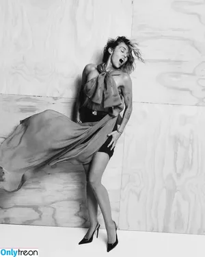 Miley Cyrus / MileyCyrus nude photo #2339