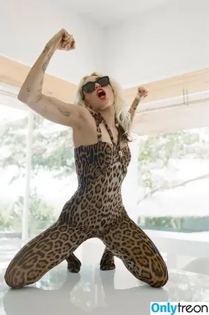 Miley Cyrus / MileyCyrus nude photo #2372