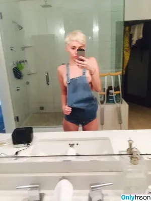 Miley Cyrus / MileyCyrus nude photo #2418