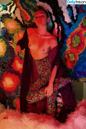 Miley Cyrus / MileyCyrus nude photo #2436