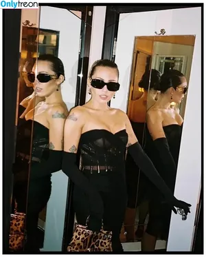 Miley Cyrus / MileyCyrus nude photo #2481