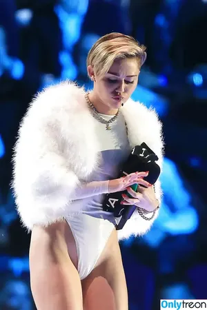 Miley Cyrus / MileyCyrus nude photo #2509