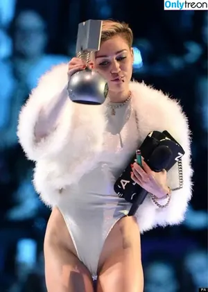 Miley Cyrus / MileyCyrus nude photo #2510