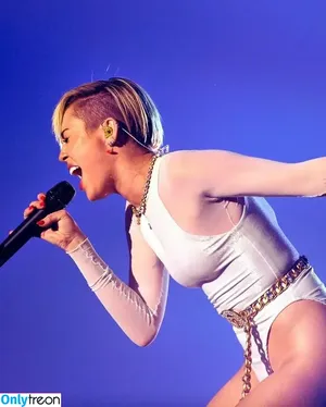 Miley Cyrus / MileyCyrus nude photo #2516