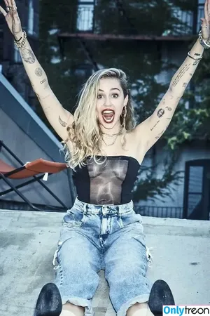 Miley Cyrus / MileyCyrus nude photo #2525