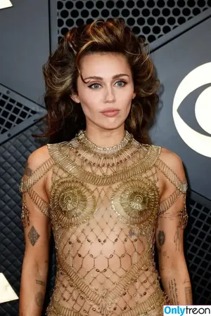 Miley Cyrus / MileyCyrus nude photo #2561