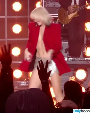 Miley Cyrus / MileyCyrus nude photo #2617