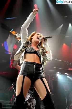 Miley Cyrus / MileyCyrus nude photo #2650