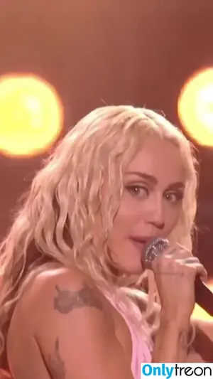 Miley Cyrus / MileyCyrus nude photo #2660