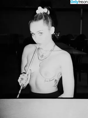 Miley Cyrus / MileyCyrus nude photo #2706