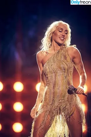 Miley Cyrus / MileyCyrus nude photo #2711