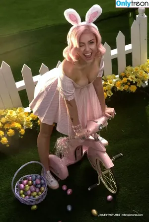 Miley Cyrus / MileyCyrus nude photo #2734