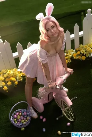 Miley Cyrus / MileyCyrus nude photo #2744