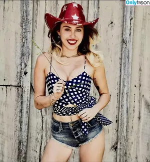 Miley Cyrus / MileyCyrus nude photo #2772