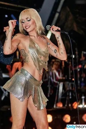 Miley Cyrus / MileyCyrus nude photo #2805