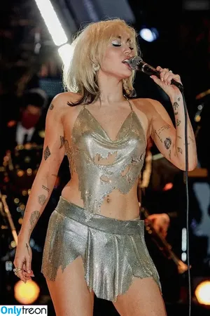 Miley Cyrus / MileyCyrus nude photo #2806