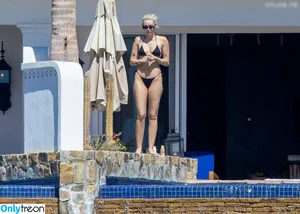 Miley Cyrus / MileyCyrus nude photo #2860