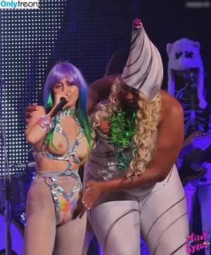 Miley Cyrus / MileyCyrus nude photo #2885