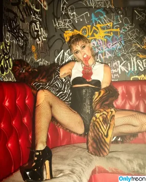 Miley Cyrus / MileyCyrus nude photo #2892