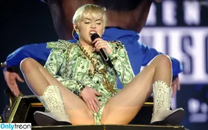Miley Cyrus / MileyCyrus nude photo #2897