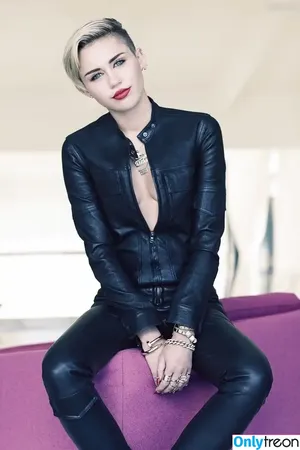 Miley Cyrus / MileyCyrus nude photo #2923