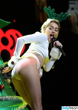Miley Cyrus / MileyCyrus nude photo #2931