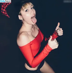 Miley Cyrus / MileyCyrus nude photo #2952