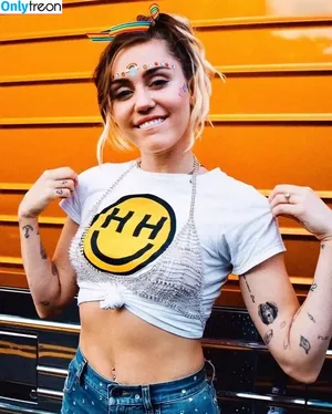 Miley Cyrus / MileyCyrus nude photo #2969