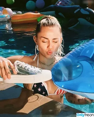 Miley Cyrus / MileyCyrus nude photo #2975