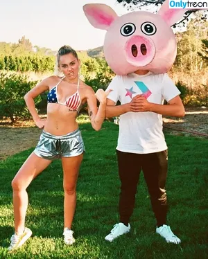 Miley Cyrus / MileyCyrus nude photo #2977
