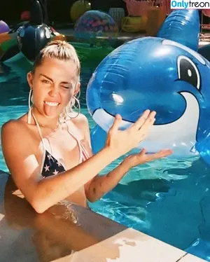 Miley Cyrus / MileyCyrus nude photo #2978