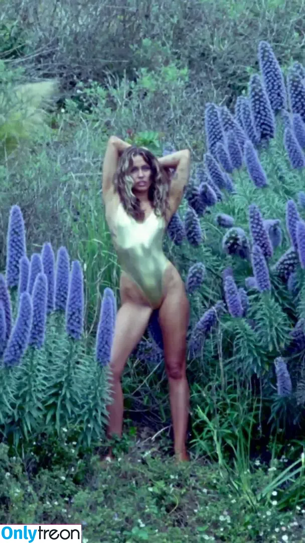 Miley Cyrus nude photo #2086 (MileyCyrus)