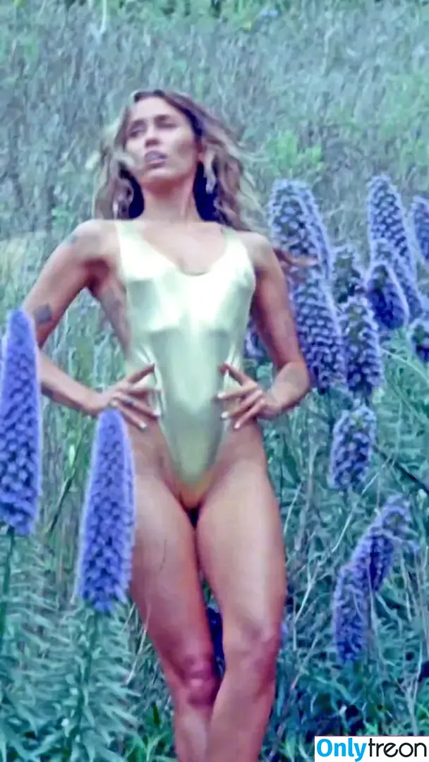 Miley Cyrus nude photo #2095 (MileyCyrus)