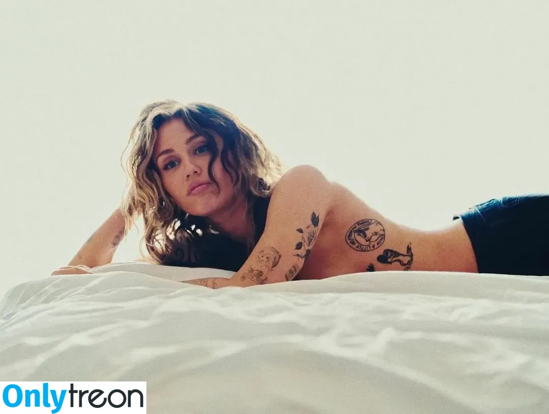 Miley Cyrus nude photo #2102 (MileyCyrus)