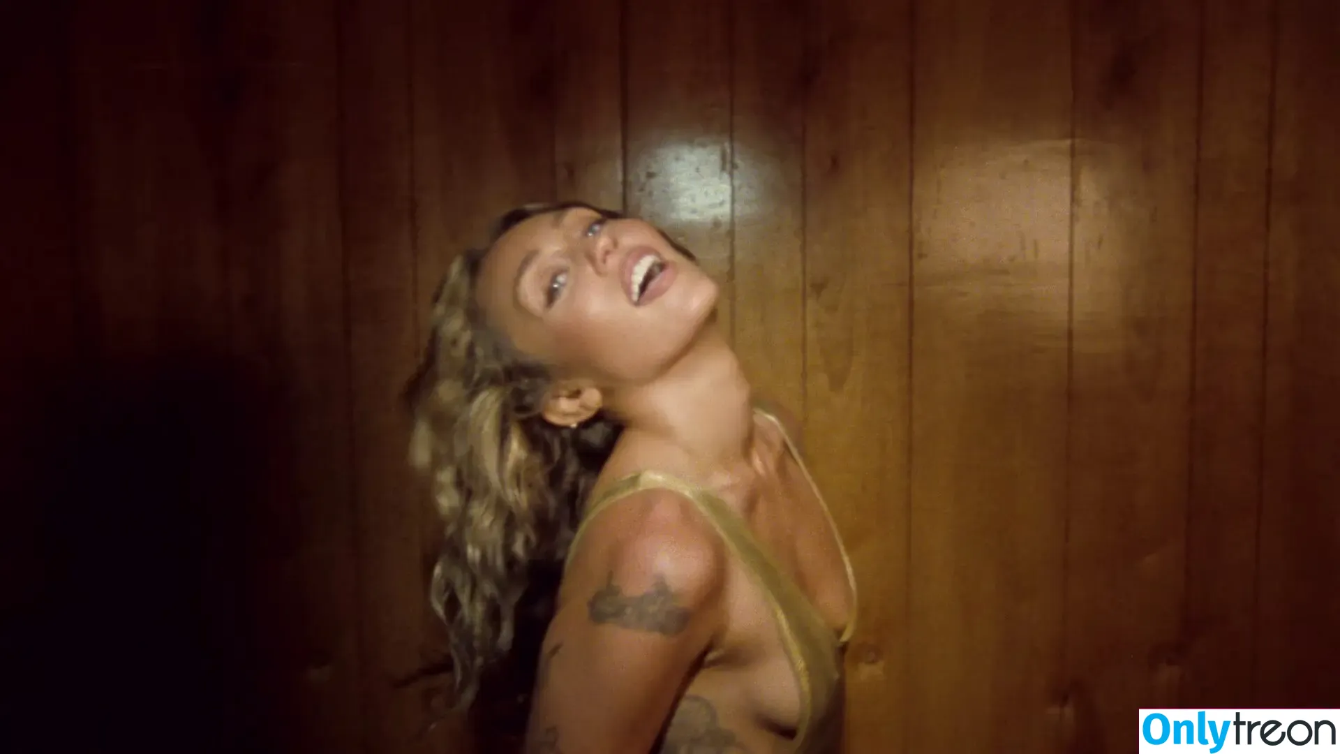 Miley Cyrus nude photo #2109 (MileyCyrus)