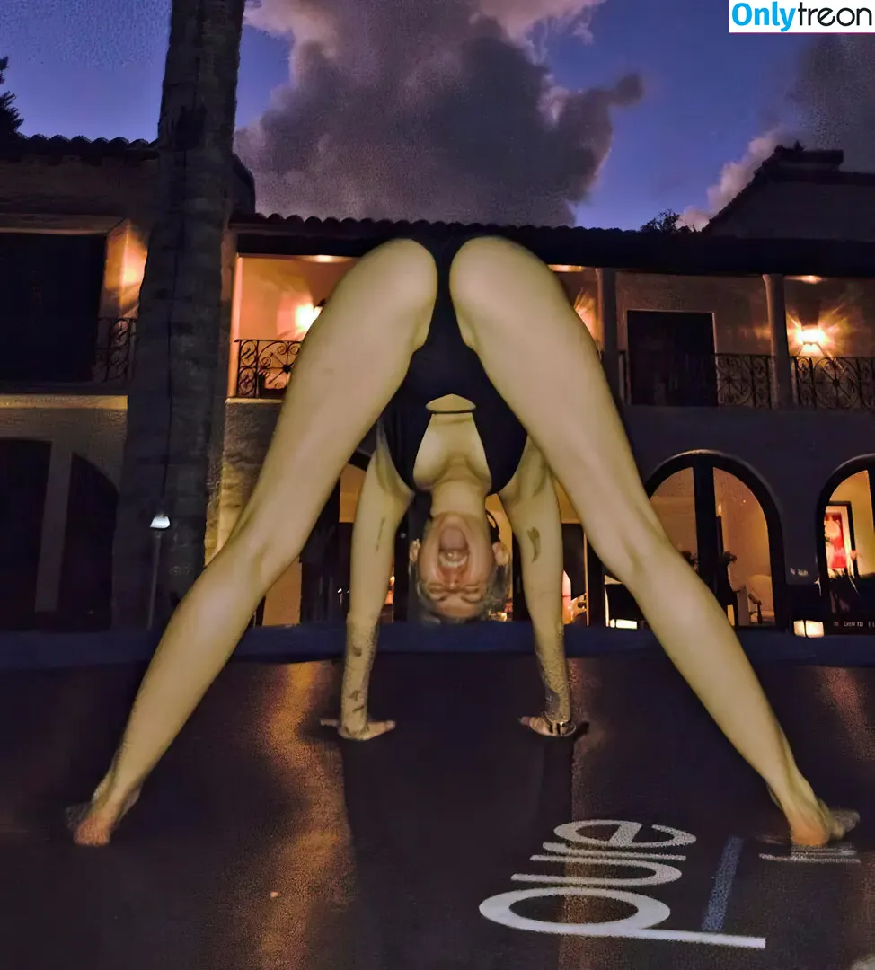 Miley Cyrus nude photo #2225 (MileyCyrus)
