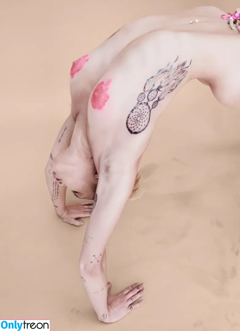 Miley Cyrus nude photo #2247 (MileyCyrus)