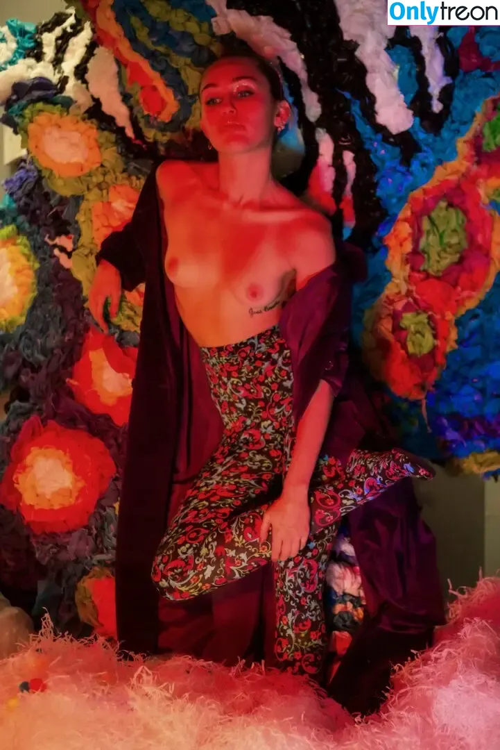 Miley Cyrus nude photo #2436 (MileyCyrus)
